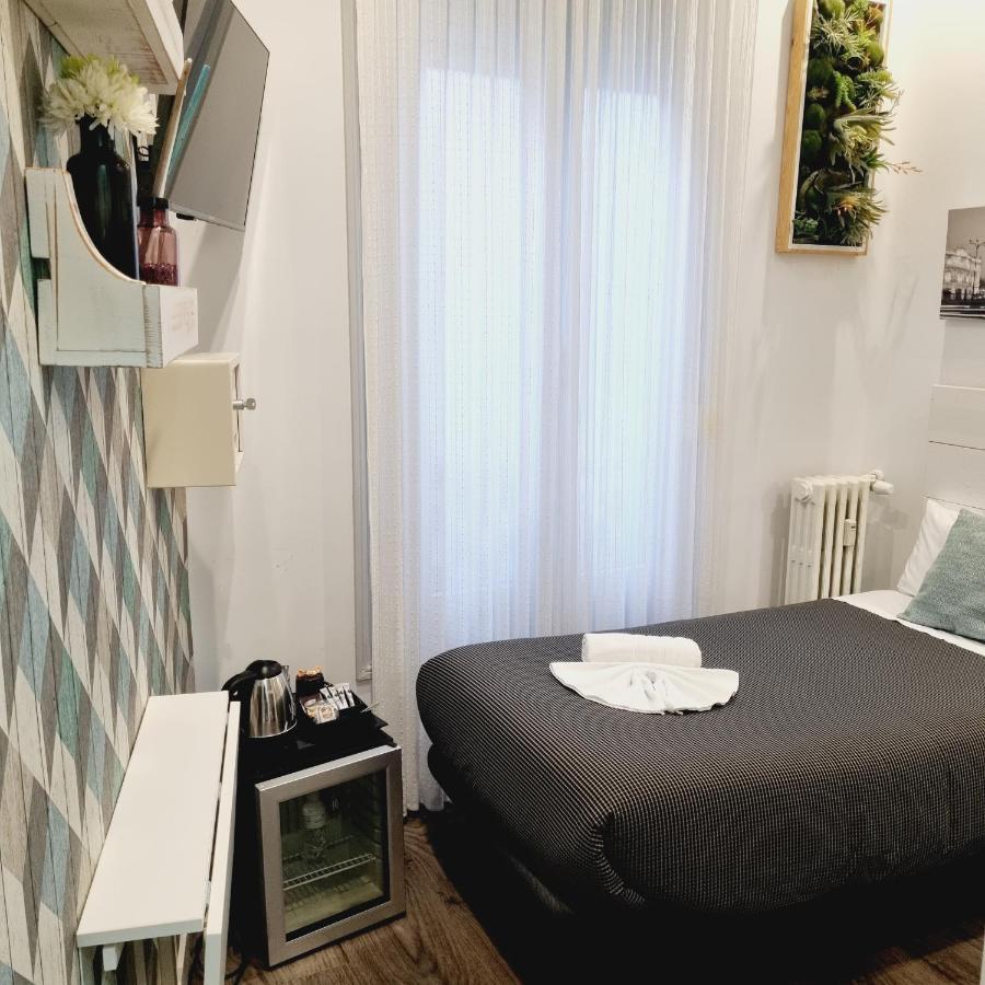 Hostal Lauria Madrid Bagian luar foto