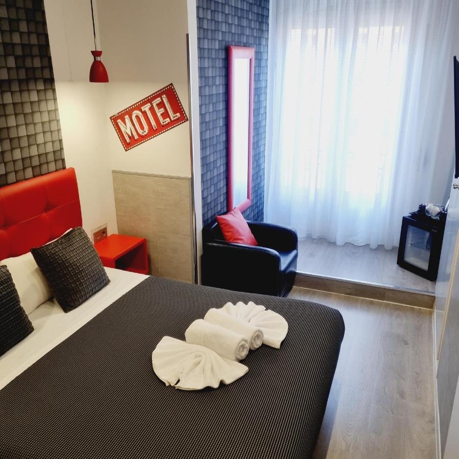Hostal Lauria Madrid Bagian luar foto