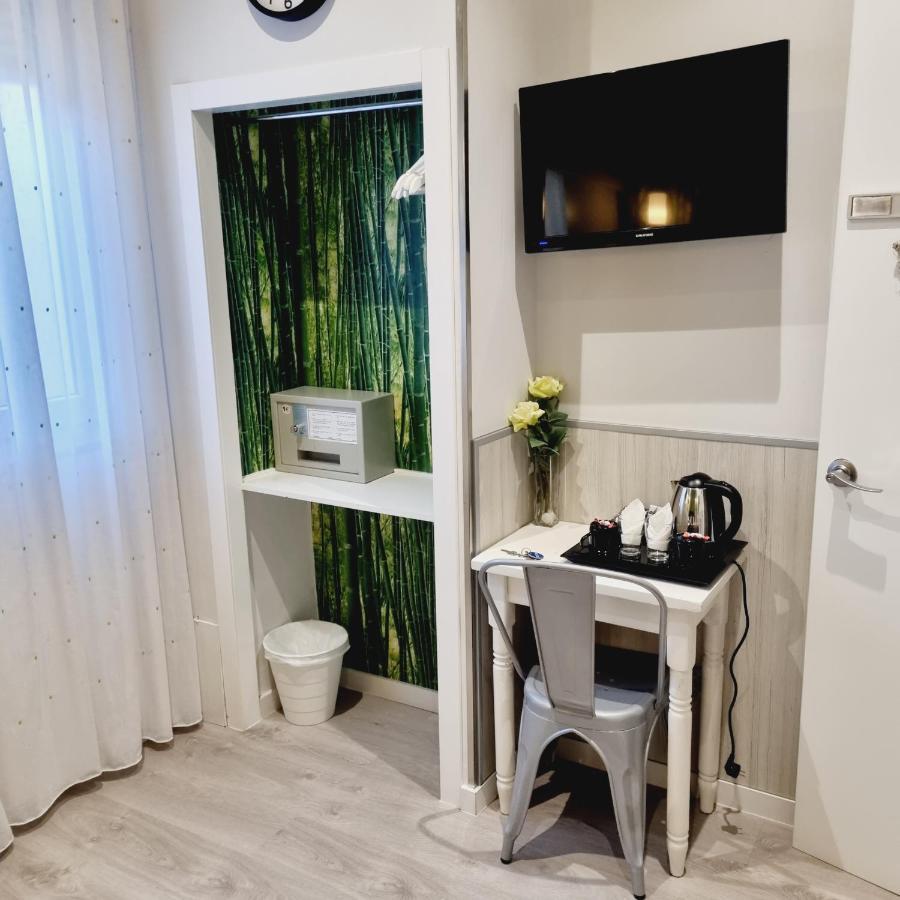 Hostal Lauria Madrid Bagian luar foto