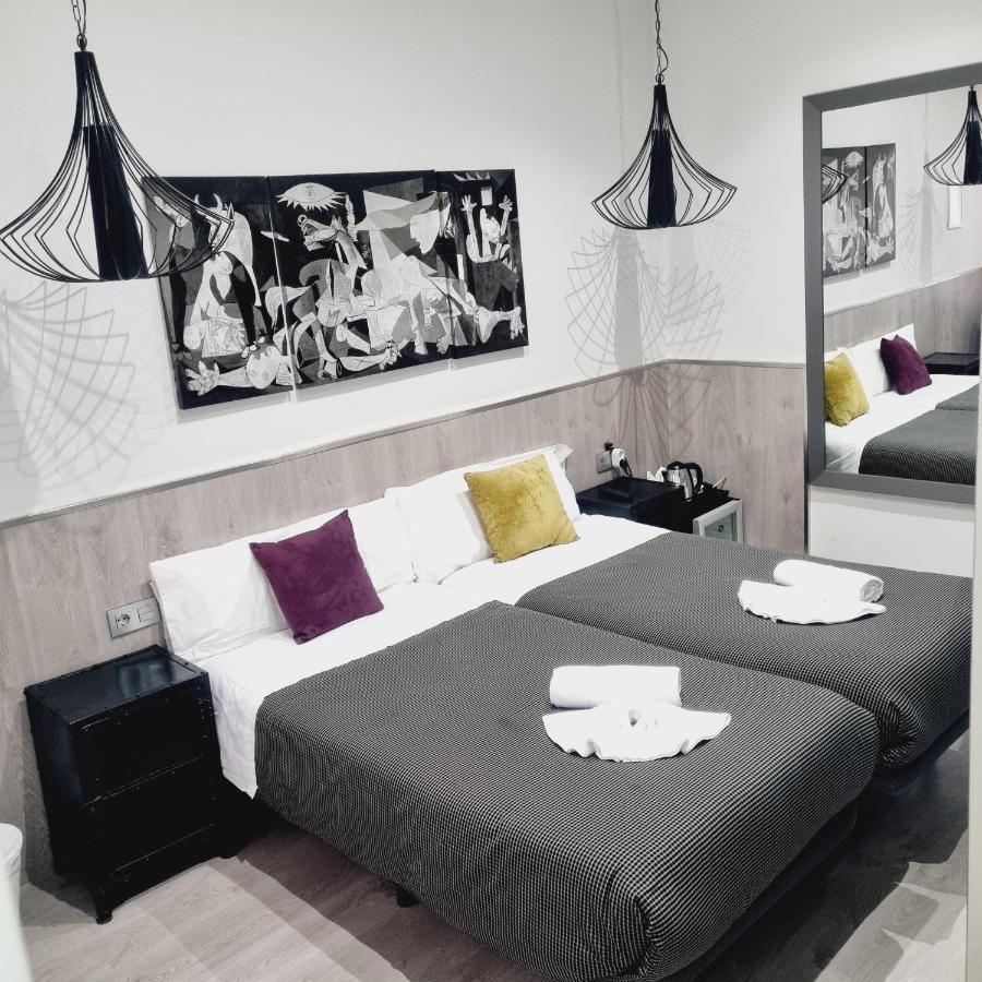 Hostal Lauria Madrid Bagian luar foto