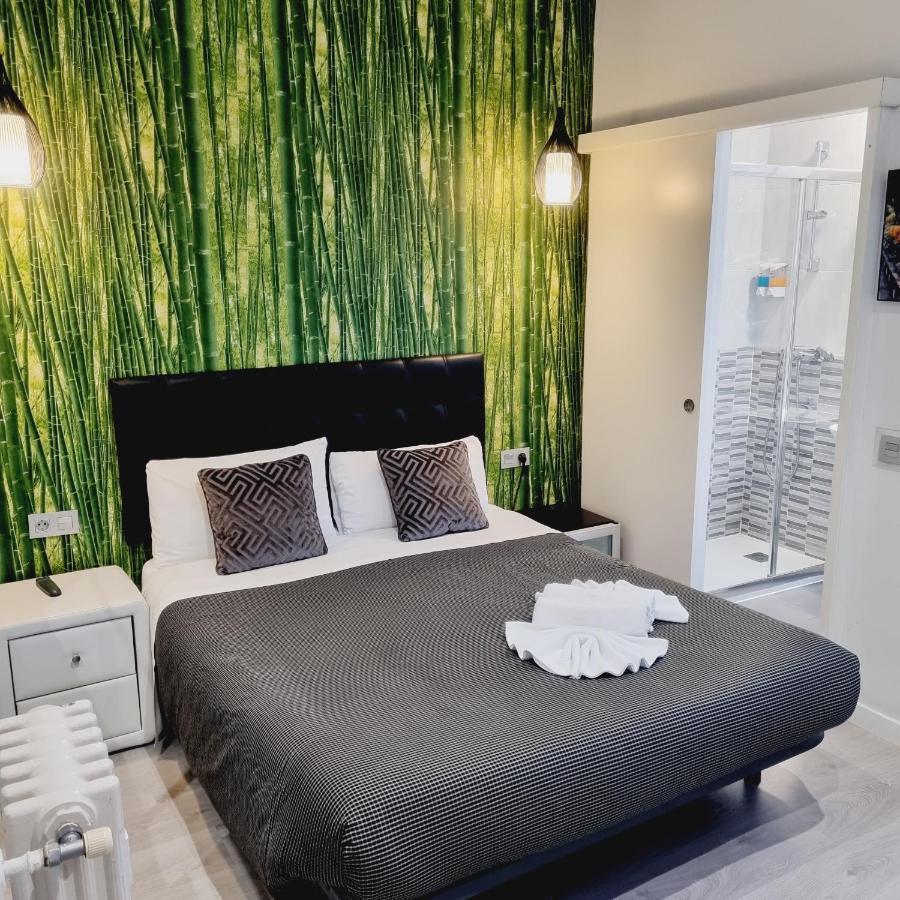 Hostal Lauria Madrid Bagian luar foto