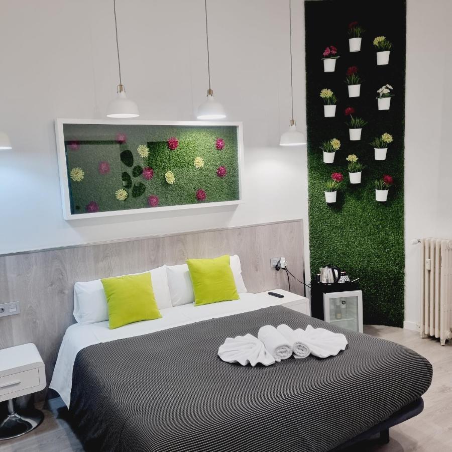 Hostal Lauria Madrid Bagian luar foto