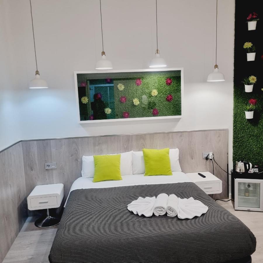 Hostal Lauria Madrid Bagian luar foto