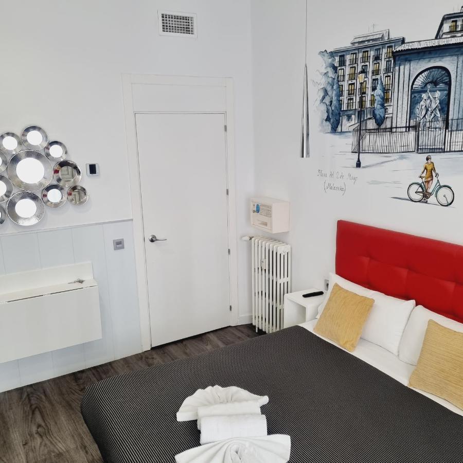 Hostal Lauria Madrid Bagian luar foto