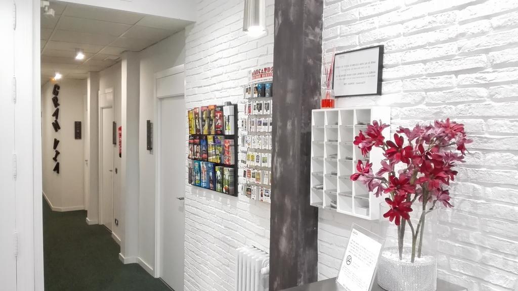 Hostal Lauria Madrid Bagian luar foto