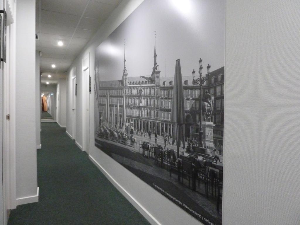 Hostal Lauria Madrid Bagian luar foto