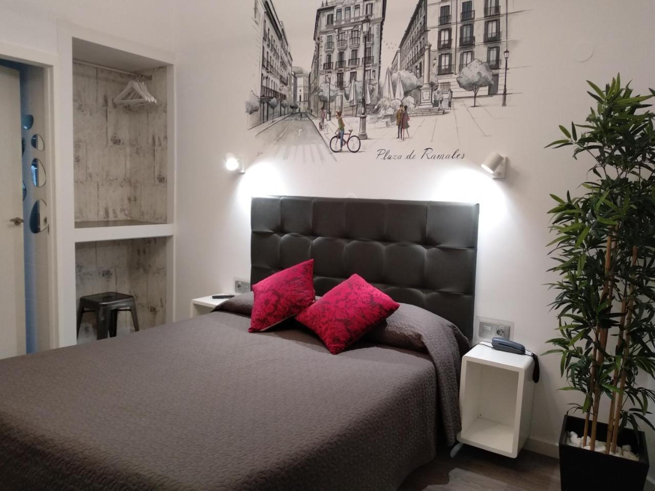 Hostal Lauria Madrid Bagian luar foto